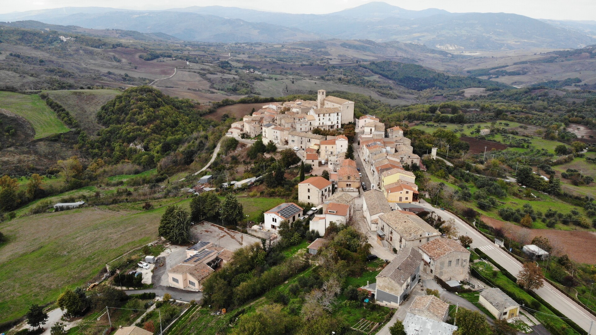 Il borgo di Provvidenti visto dalle campagne circostanti